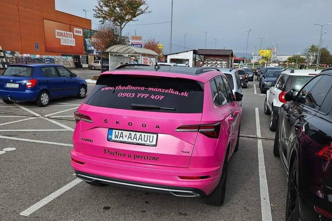 FOTO: Trenčania sa zabávajú na vtipnej ŠPZ. Nápadné ružové auto má patriť prvej hodinovej manželke v kraji