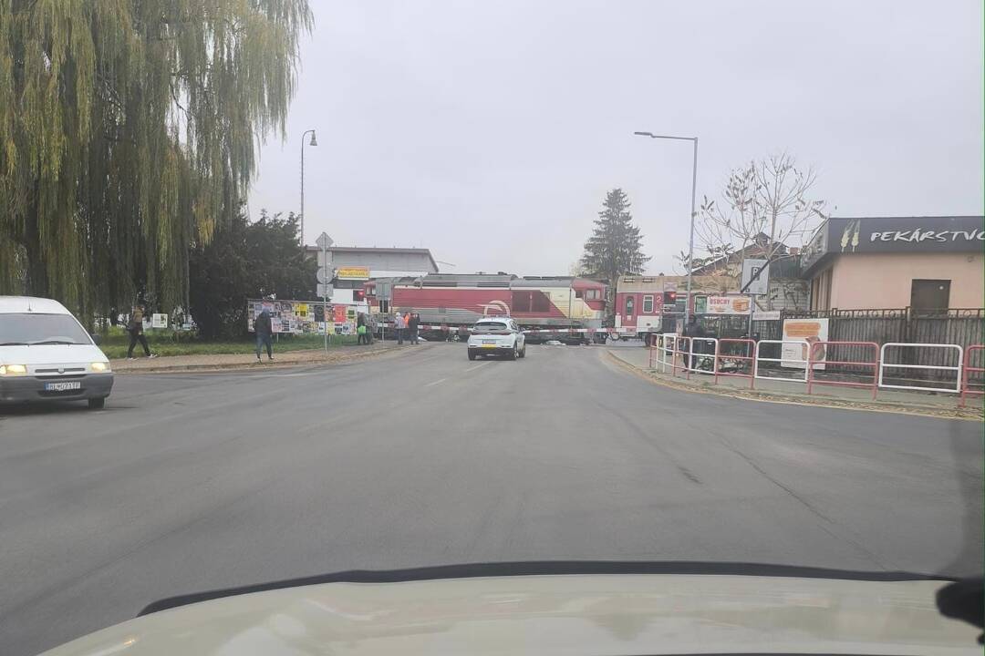 Foto: Na Bojnickej ceste v Prievidzi je aktuálne zaseknutý vlak, počítajte so zdržaním