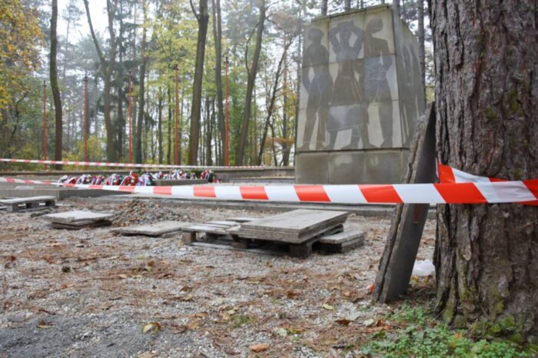 FOTO: Trenčín opravuje pamätník na Brezine, aktuálne sa k nemu nedostanete