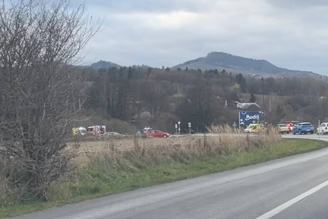 Foto: Úsekom medzi Budišom a Dubovým momentálne neprejdete, stala sa tam nehoda