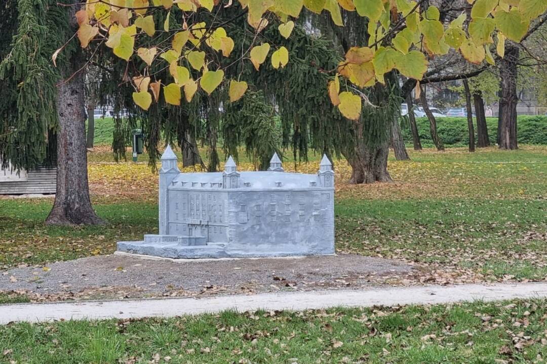 Foto: Maketa Bratislavského hradu v Prievidzi, na ktorú sa vymočil nahnevaný muž, je opravená. Škodu uhradí páchateľ