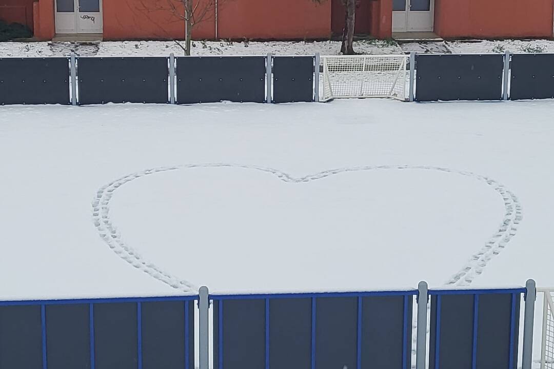 Foto:  Milý odkaz v Dubnici nad Váhom potešil obyvateľov sídliska. Snehová nádielka priniesla radosť z maličkostí