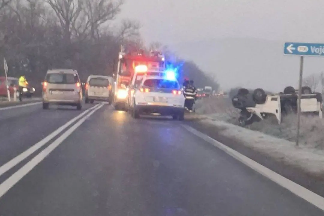 Foto: Vodiči, spomaľte na ceste medzi Horovcami a Hriadkami, je tam prevrátená dodávka, ktorá blokuje jeden jazdný pruh