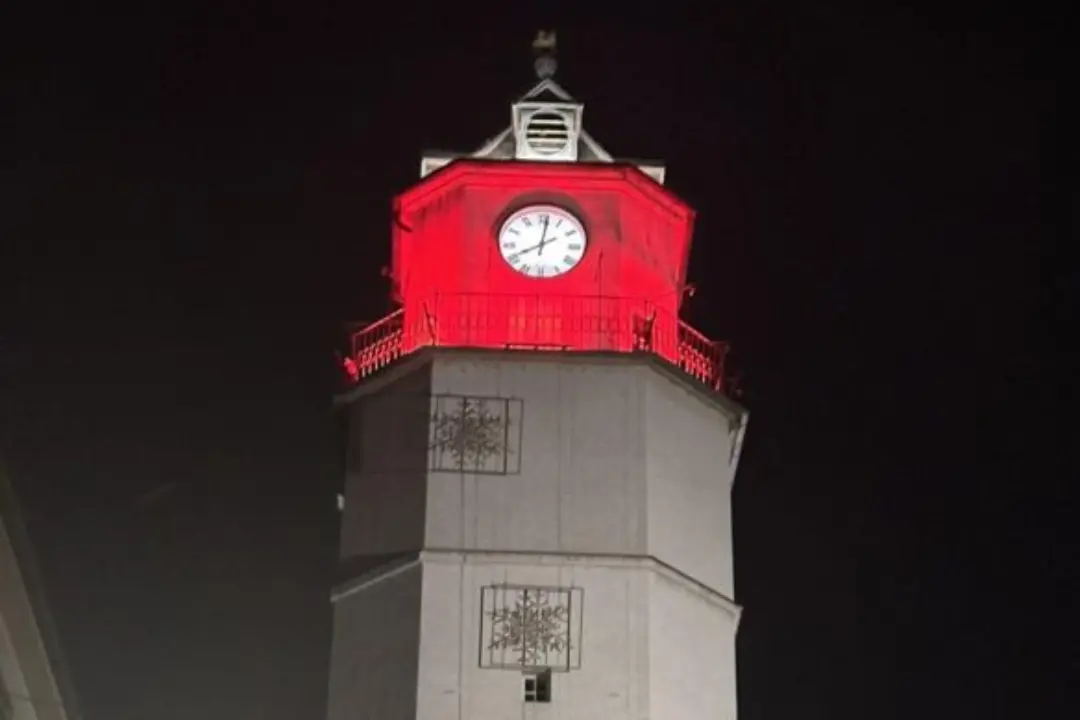 Foto: Mestská veža bude svietiť načerveno, Trenčín sa pridáva k iniciatíve Červená streda. Viete, aký to má význam?