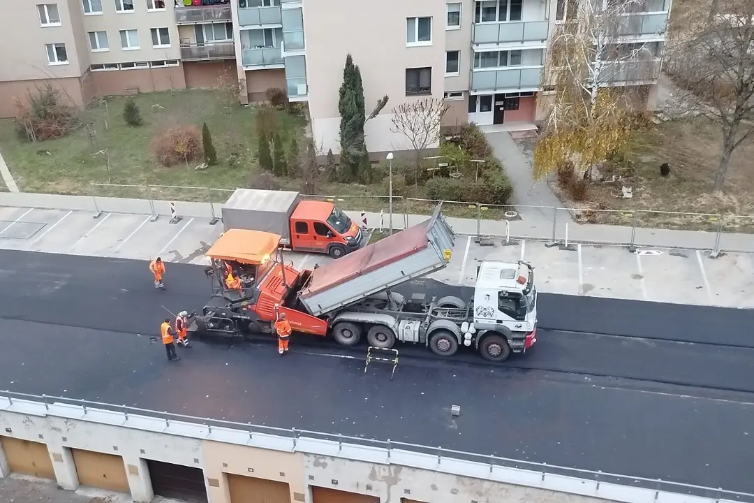 Foto: Na Juhu v Trenčíne už finišujú s rekonštrukciou cesty. Časť ulice J. Halašu bola uzavretá vyše mesiaca