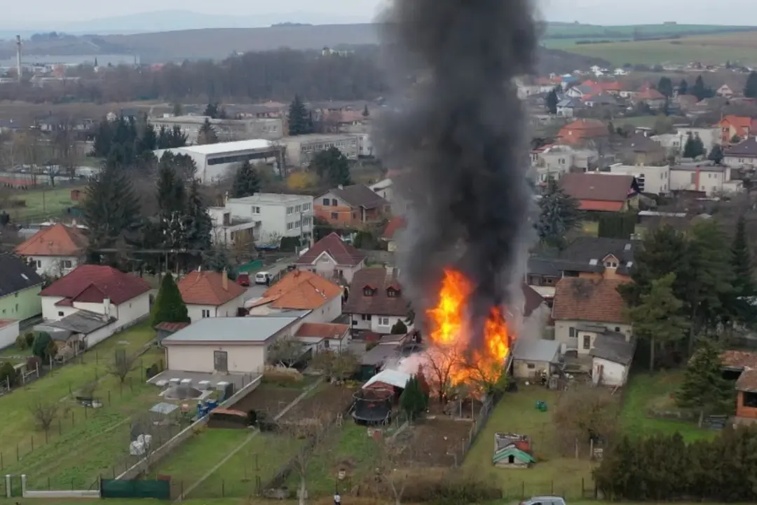 Foto: AKTUALIZOVANÉ: Dom vo Veľkých Bieliciach, ktorý včera horel, je neobývateľný. Nový domov si musí nájsť až 15 ľudí