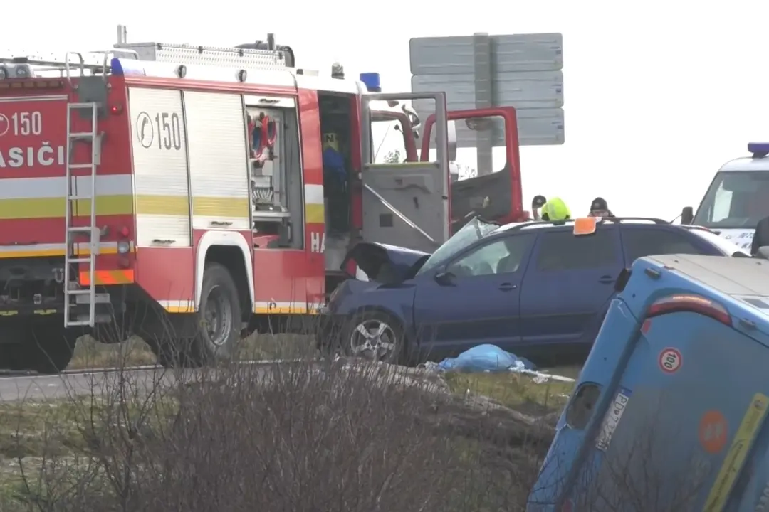 Foto: AKTUALIZOVANÉ: Nehoda autobusu a auta pri Bánovciach nad Bebravou si vyžiadala život 60-ročného vodiča