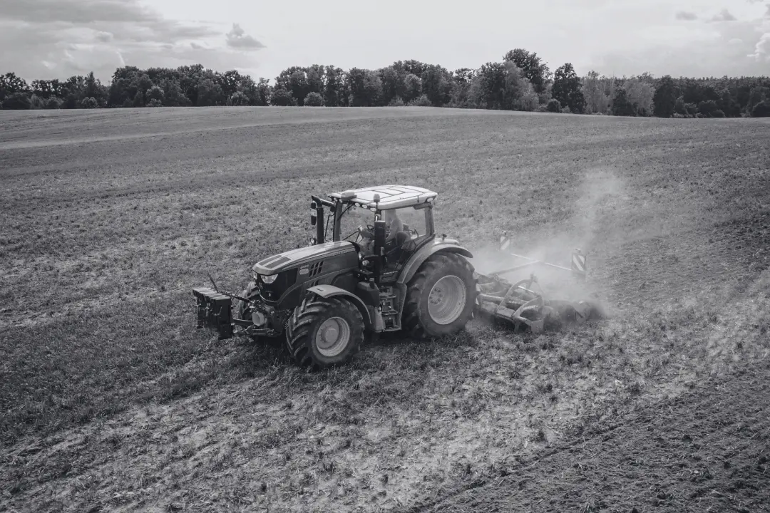 AKTUALIZOVANÉ: Nehoda v Malých Ledniciach skončila tragédiou. Traktor sa prevrátil, 60-ročný vodič neprežil