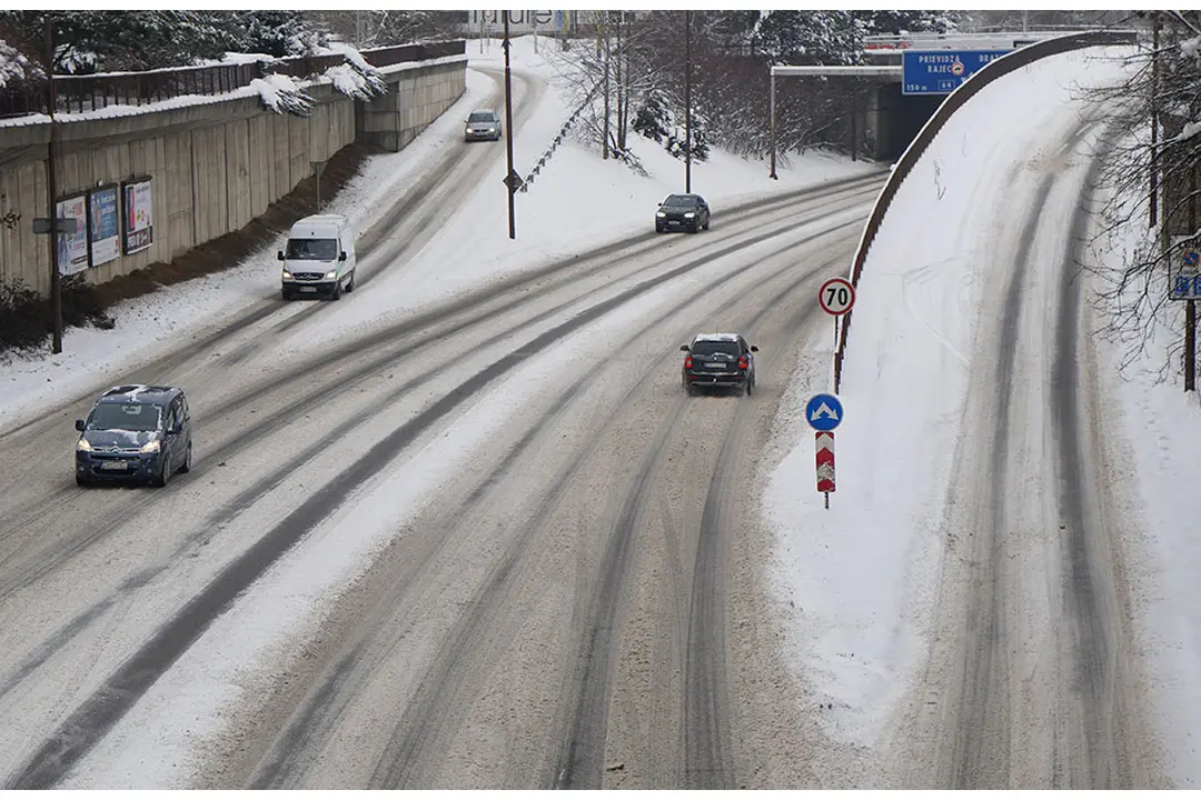 Foto: Dávajte si pozor na poľadovicu aj čerstvý sneh. Výstraha platí najmä v Považskobystrickom okrese