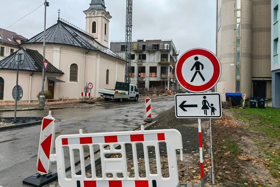 Foto: Trenčanov zabáva vtipné dopravné značenie prechodu na námestí sv. Anny. Len ženy s deťmi. Mužom zákaz, smejú sa