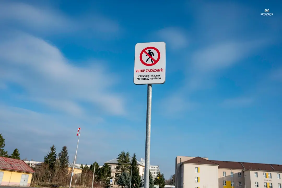 FOTO: Nové Mesto nad Váhom upozorňuje, že v meste vznikol nový HELIPORT. V jeho blízkosti je prísne zakázané parkovať