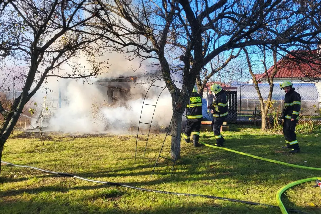 FOTO: V Prievidzskom okrese horela dreváreň pri rodinnom dome. Hustý dym bolo vidieť už z diaľky 