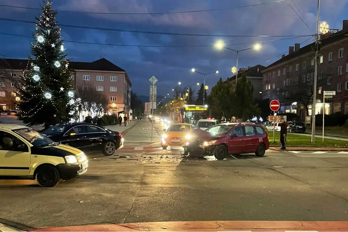 Foto: V Prievidzi v križovatke Štefánikovej a Björnsonovej sa zrazili dve osobné autá, počítajte so zdržaním