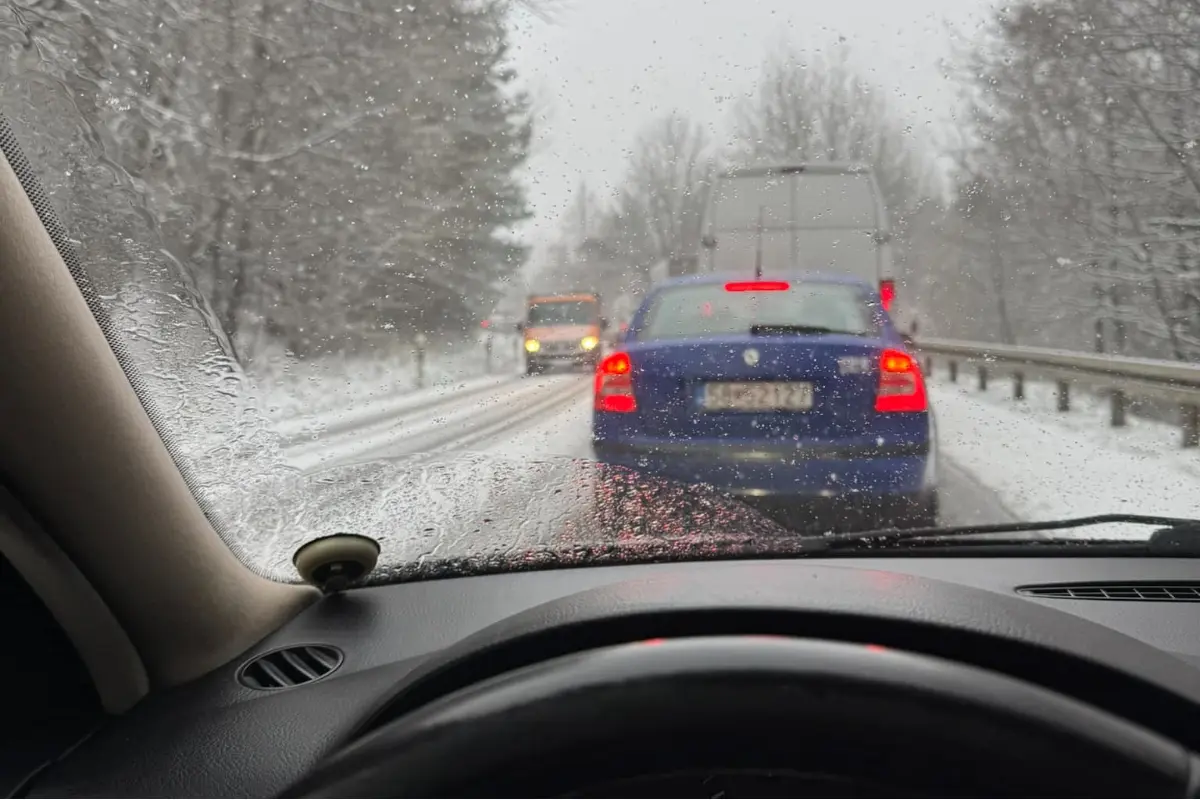 Foto: AKTUALIZOVANÉ: Za Handlovou smerom na Žiar nad Hronom sa šmýkajú kamióny. Cesta je už prejazdná