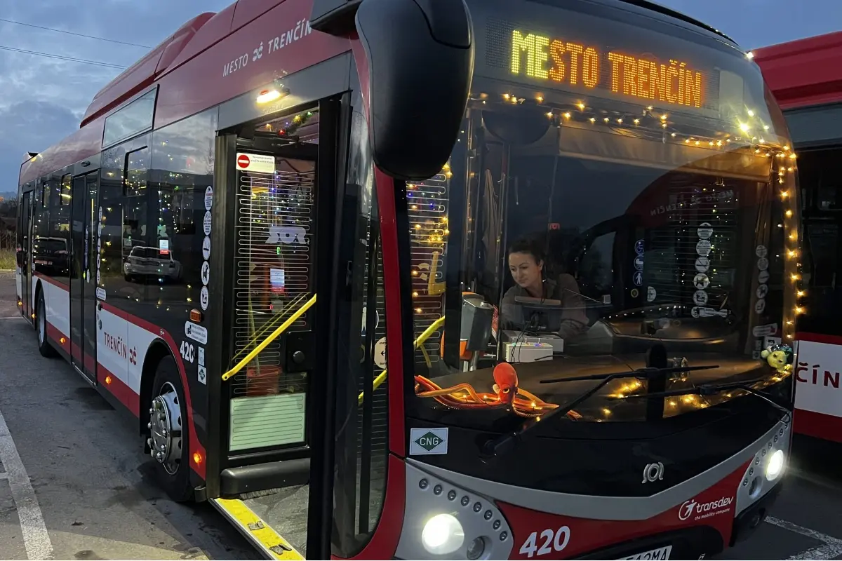 Foto: VIDEO: Vianočný autobus už vyrazil do ulíc Trenčína. Jeho presná trasa bude prekvapením