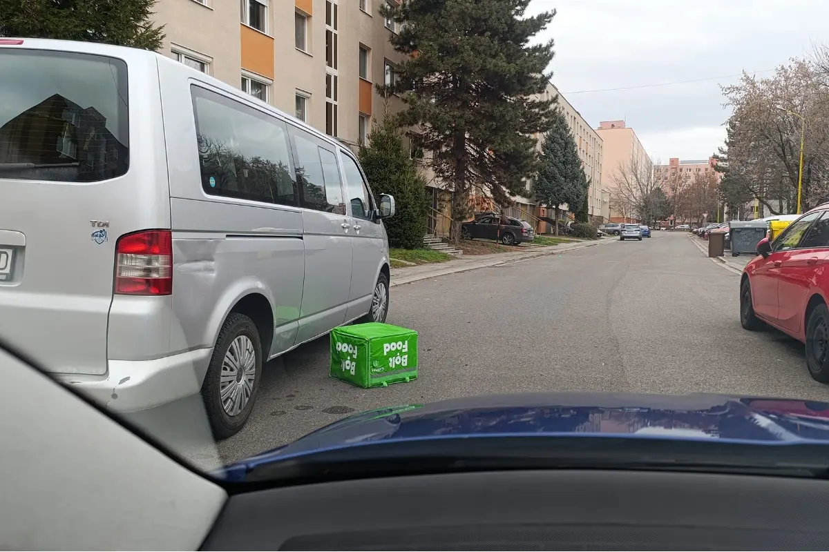 Foto: Pozor, na Francisciho obed zadara, smeje sa Prievidžan. Na ceste ostal pohodený batoh Bolt Food