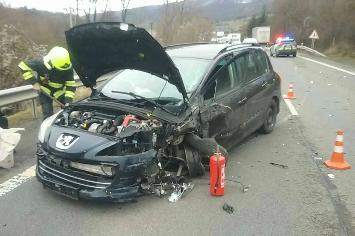 FOTO: Pri nehode kamióna s osobným autom pri Handlovej sa zranili dve osoby, odviezla ich sanitka