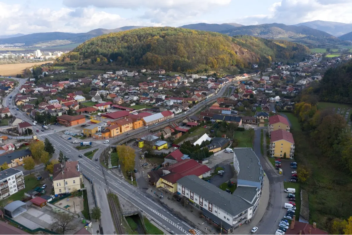 Foto: Križovatka v Trenčianskej Teplej je stále problematická: Obyvatelia na jej opravu čakajú už 20 rokov