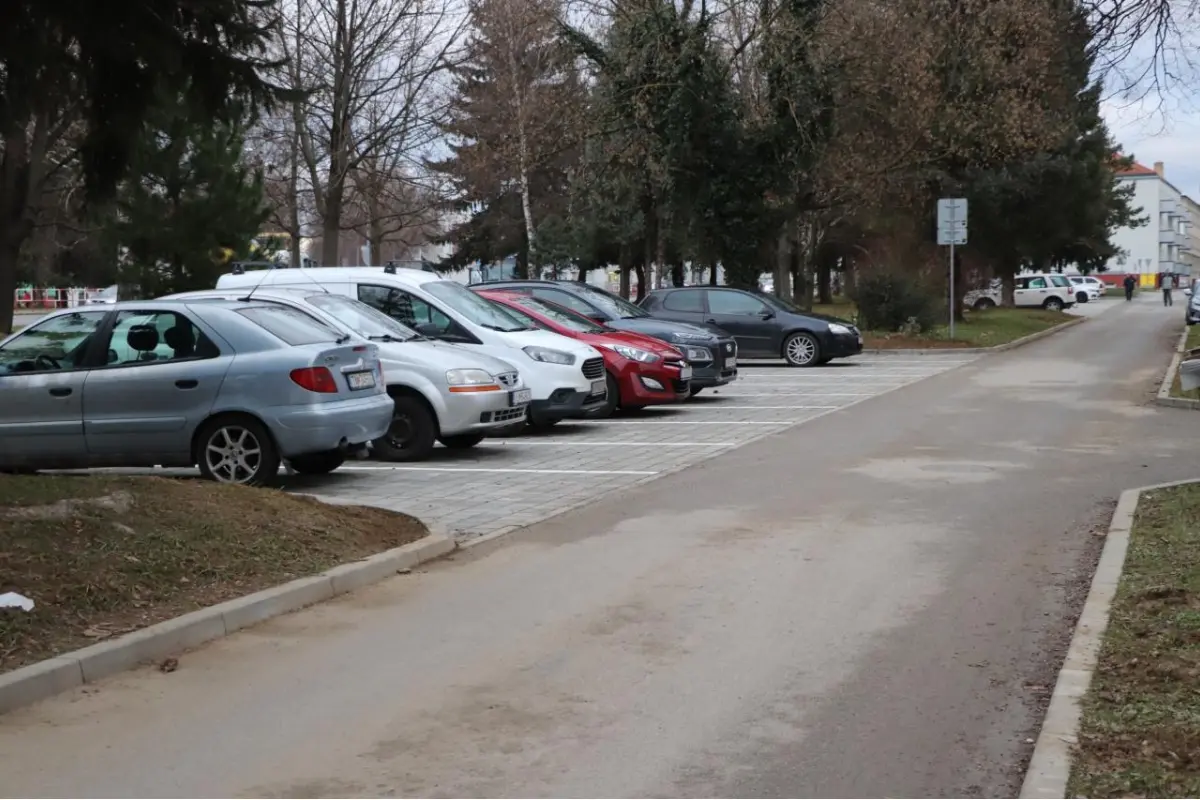 FOTO: Skvelá správa pre Dubničanov, v meste pribudlo viac ako 50 nových parkovacích miest