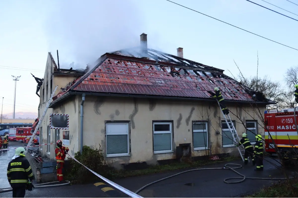 FOTO: Osoba stihla pred plameňmi ujsť. Hasiči bojovali s požiarom v Ilave, ktorý zachvátil budovu neďaleko stanice