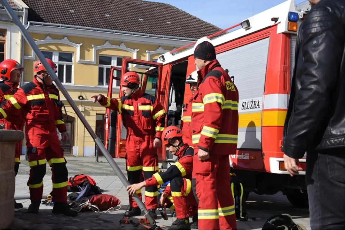 Foto: Trenčania, nezľaknite sa, na námestí práve prebieha cvičenie hasenia simulovaného požiaru