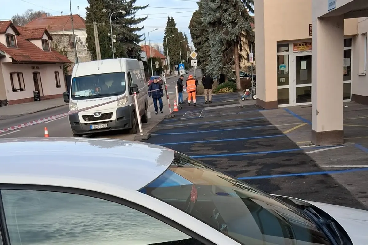 Foto: O chvíľu budeme platiť aj za vzduch, odkazujú Bojničania. Miestnych pobúrilo nové platené parkovanie pri Dome služieb