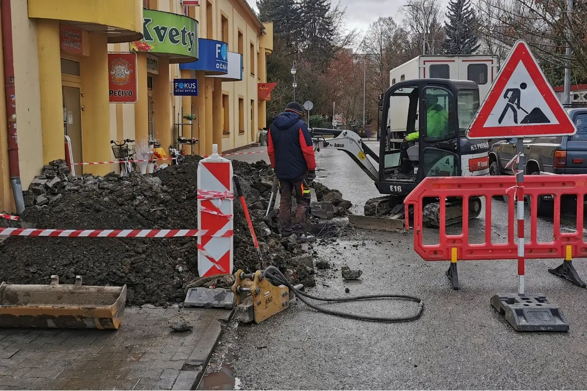 Foto: V Púchove na ulici Ferka Urbánka je havária plynovodu, úsek je neprejazdný