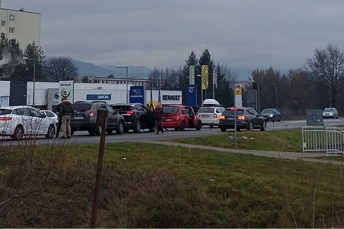 Foto: V Prievidzi je aktuálne dopravná nehoda. Pri Slovnafte, na Nedožerskej ulici sa zrazilo 5 áut