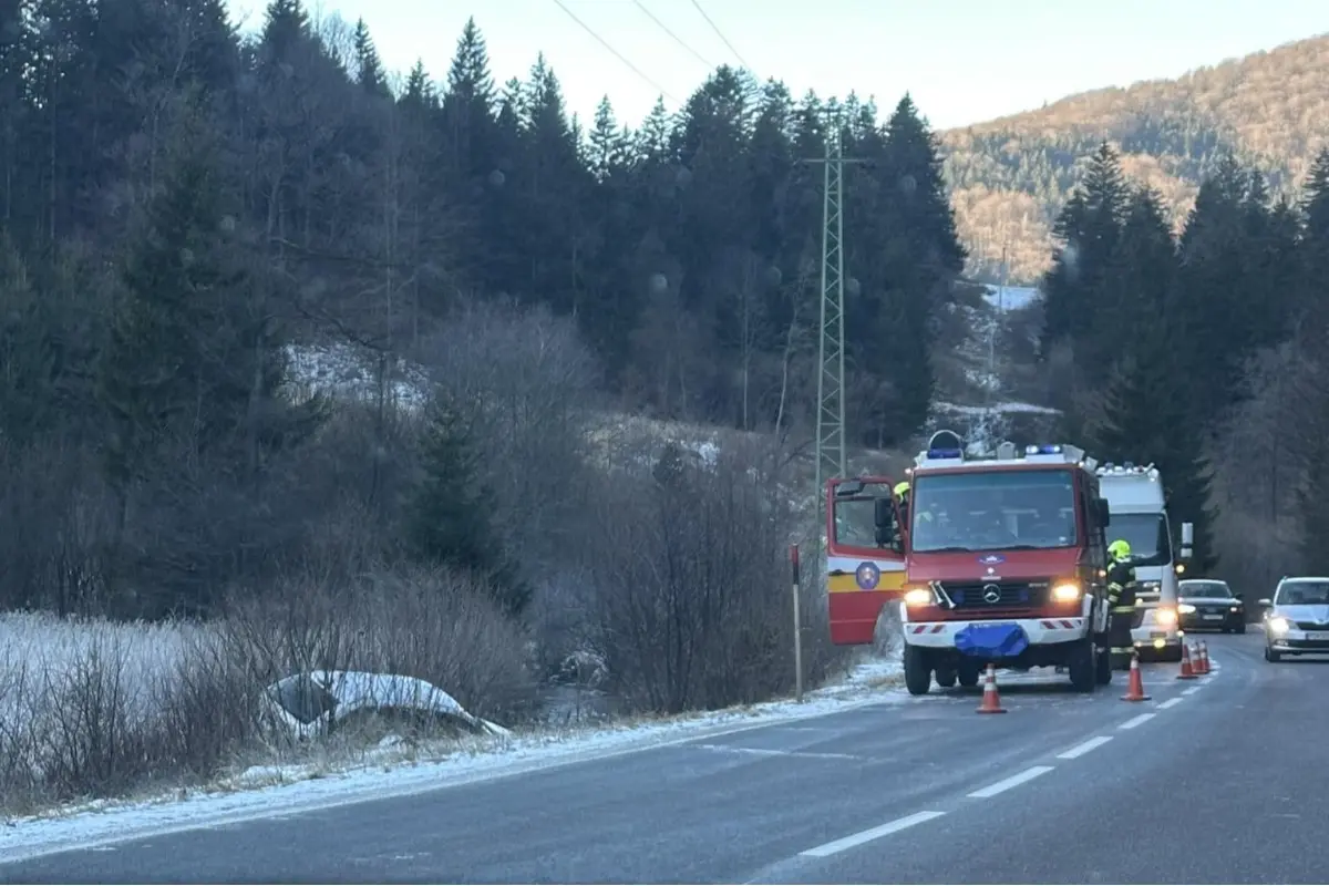 Foto: Vodiči, pozor na poľadovicu. Pri Kľačne havarovalo auto a skončilo v potoku