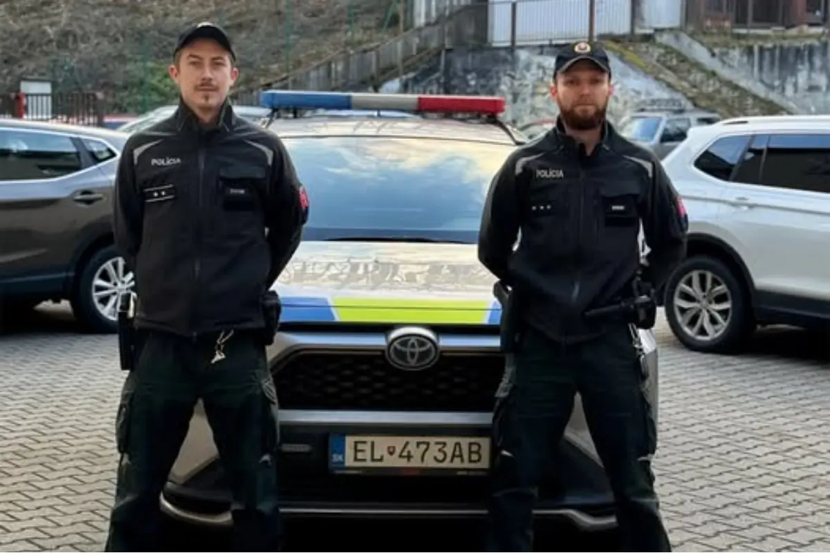 Foto: V Trenčianskych Tepliciach ukradla zákazníčka v podniku tržbu. Policajti ju chytili pri nastupovaní do autobusu