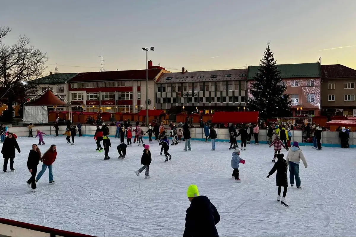 Foto: VIDEO: Mobilná ľadová plocha v Prievidzi ostáva v prevádzke dlhšie. Korčuľovať môžete až do 12. januára