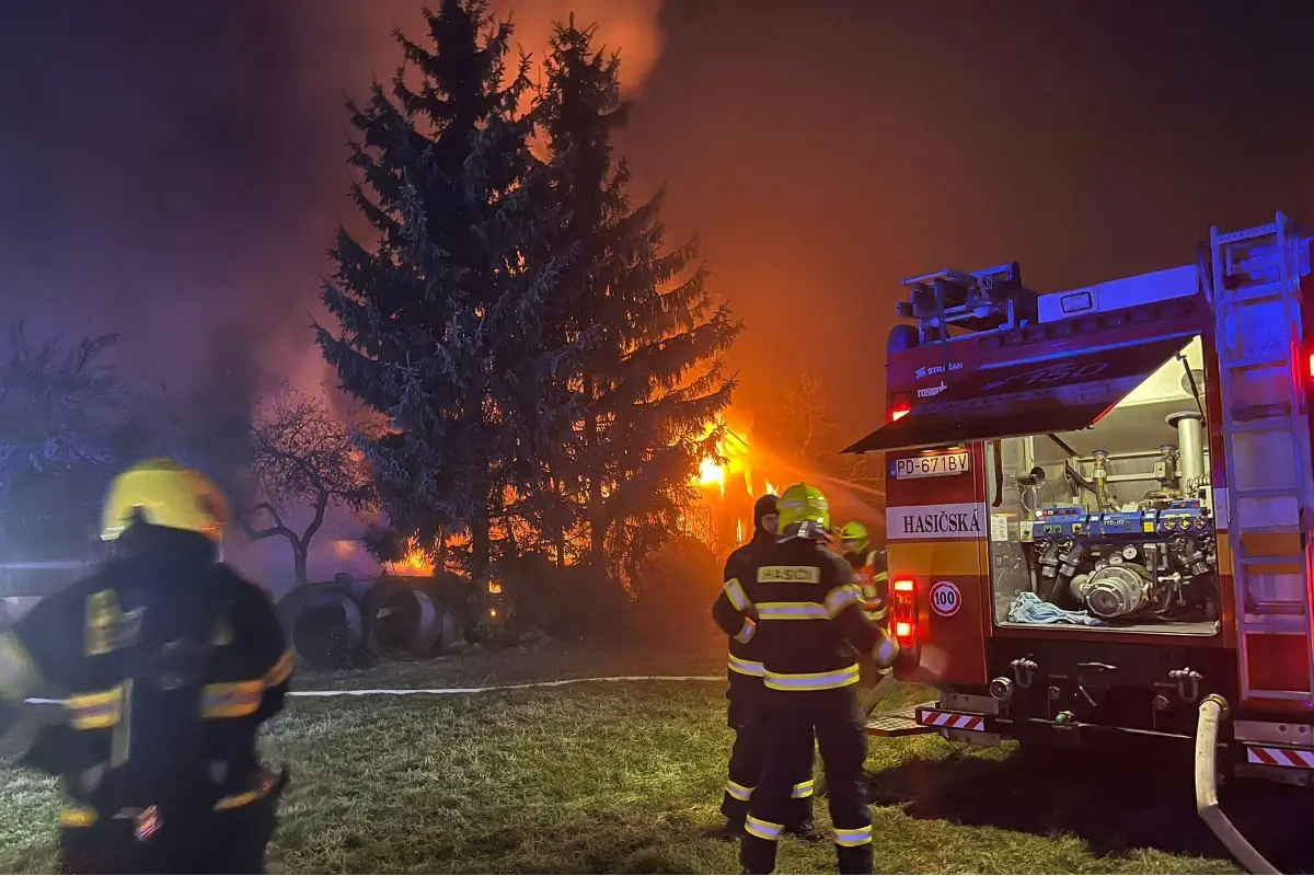 FOTO: Na Silvestra horela chata v obci Poruba pri Prievidzi. Majiteľov museli ošetriť privolaní záchranári