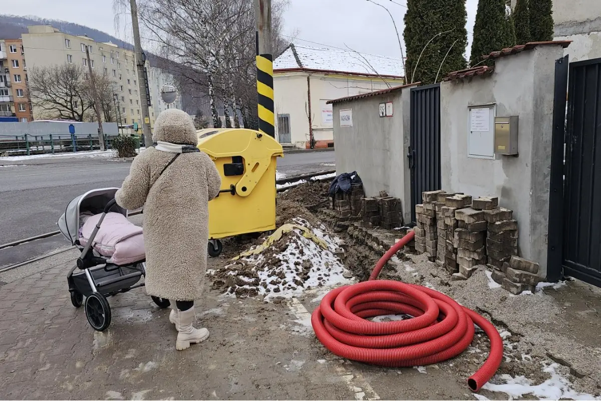 FOTO: Rozkopávka v Trenčianskych Tepliciach prinesie moderné pripojenie. V meste pokračuje budovanie optickej siete