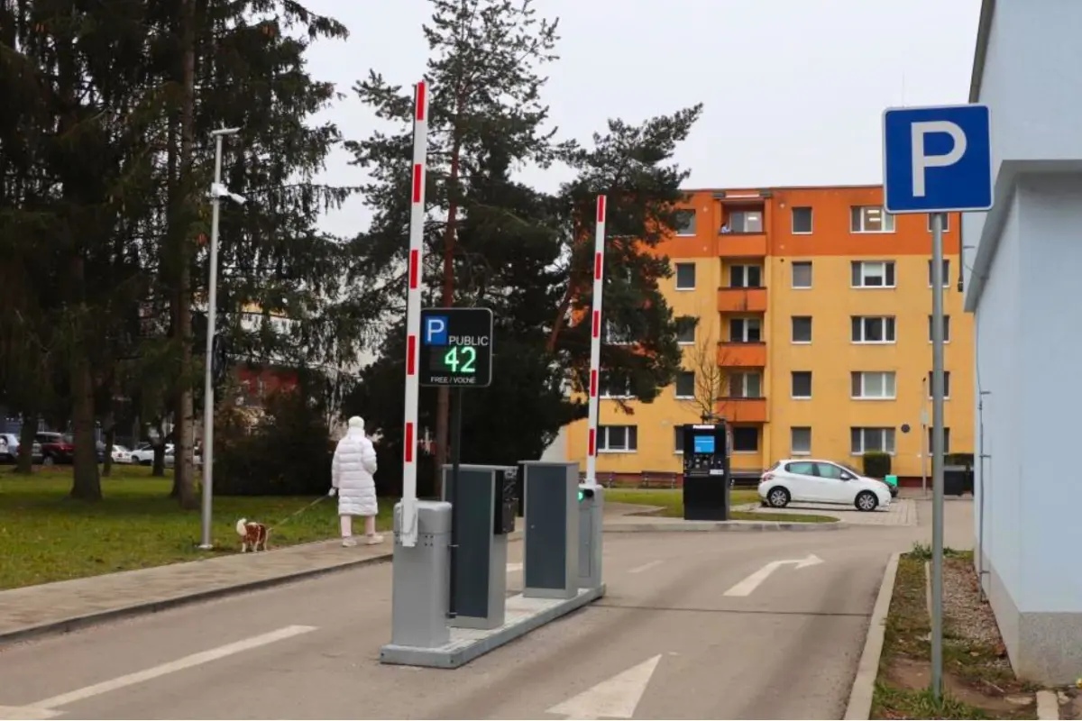 Foto: Parkovanie pri poliklinike v Dubnici nad Váhom prejde zmenou. Bude dostupnejšie a pohodlnejšie pre pacientov