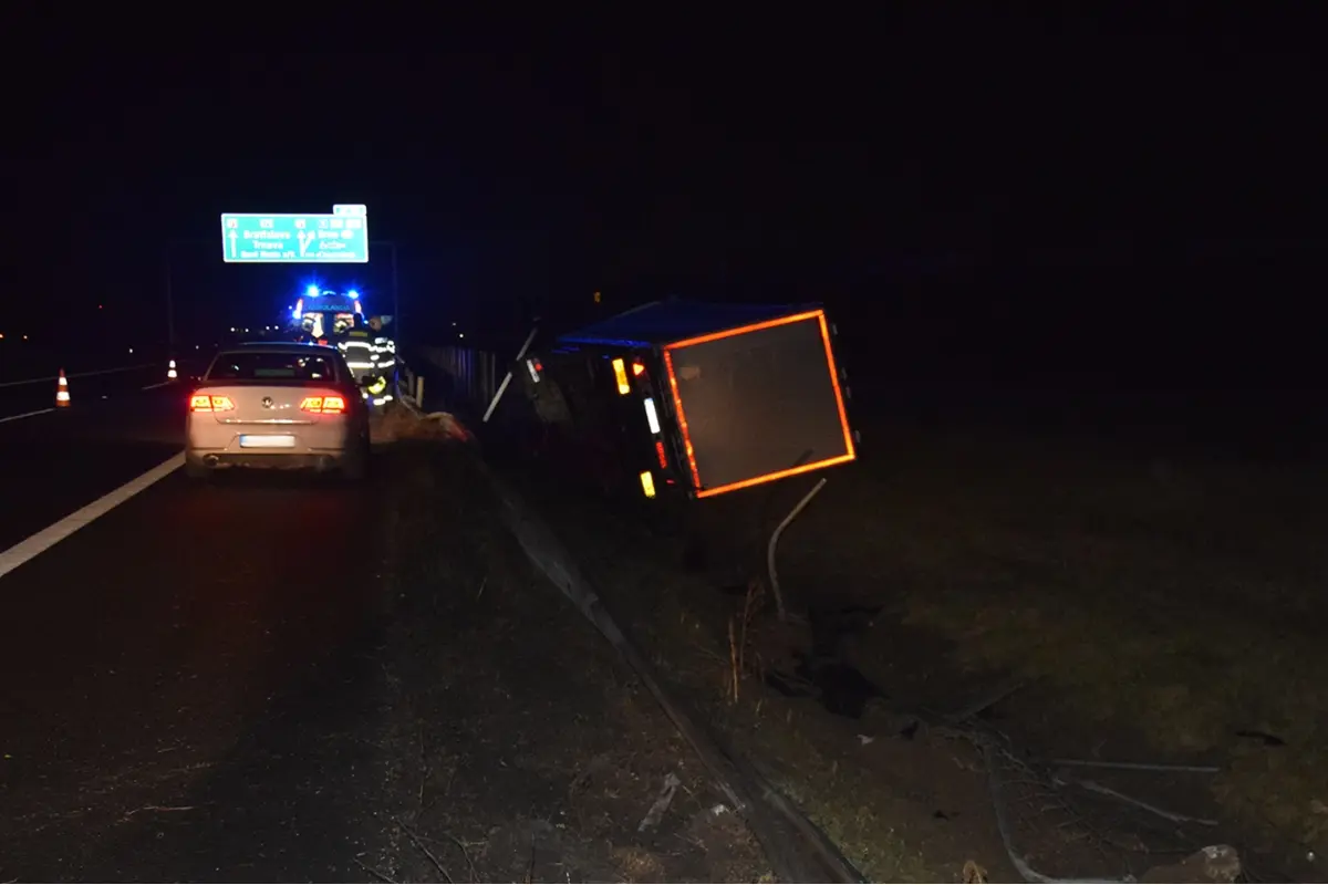 FOTO: Kamionista, ktorý spôsobil nehodu na D1 pri Trenčíne, nafúkal 1,5 promile. Hrozí mu 5 rokov za mrežami