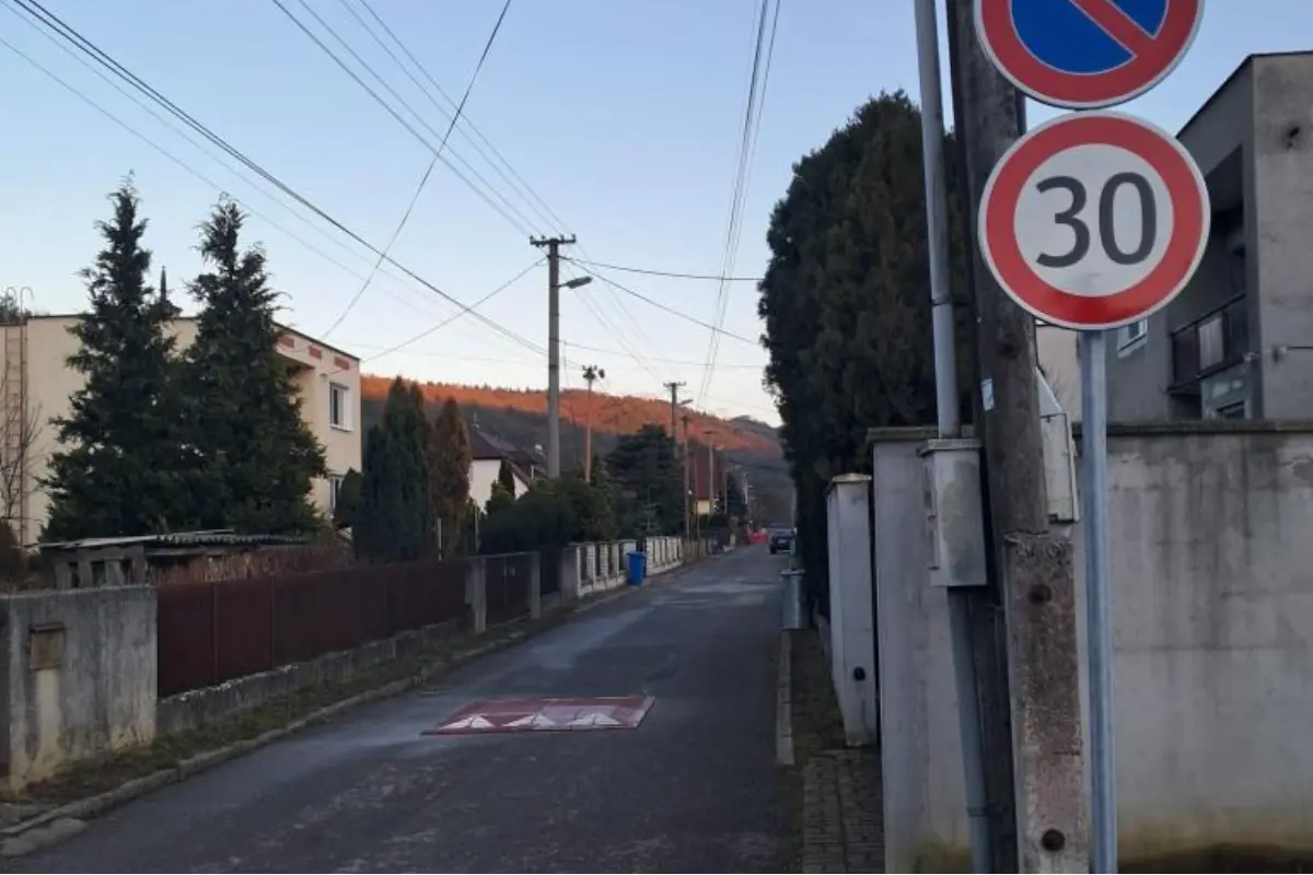 FOTO: Na sídlisku v Ilave pribudlo nové dopravné značenie a pozor si dajte aj na zjednosmernenie ulice