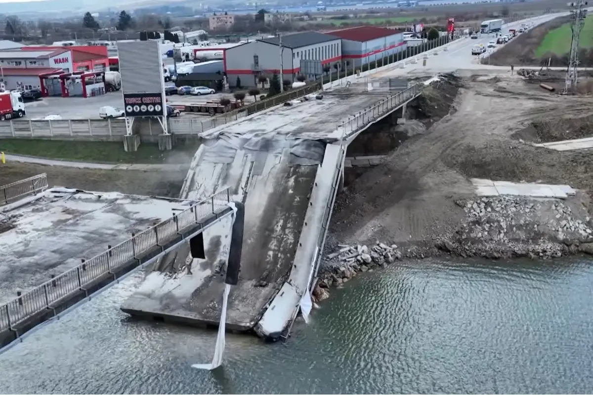 Foto: VIDEO: Pri Trenčíne odpálili druhý z mostov vedúci na panelku, viedol ponad kanál aj cyklotrasu