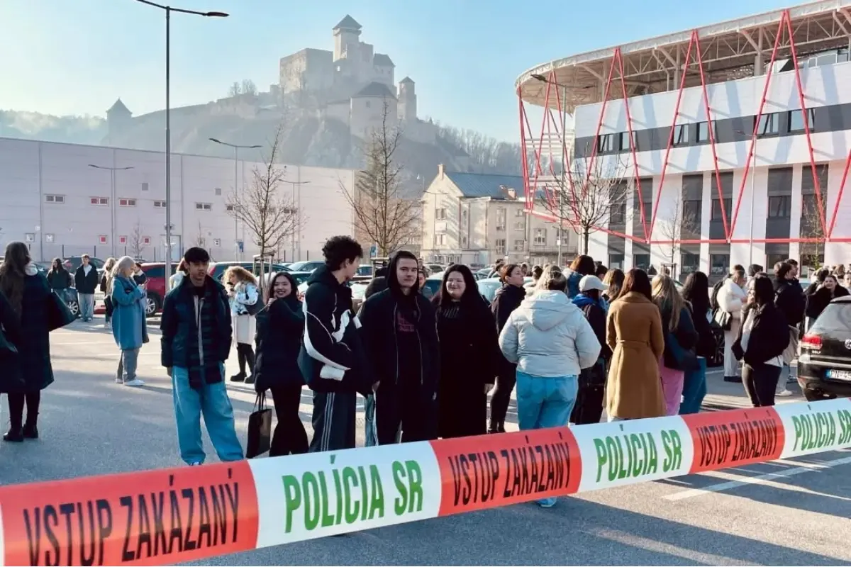 FOTO: Odozva ranného incidentu. Rektor Trenčianskej univerzity zakázal študentovi vstup do všetkých objektov školy