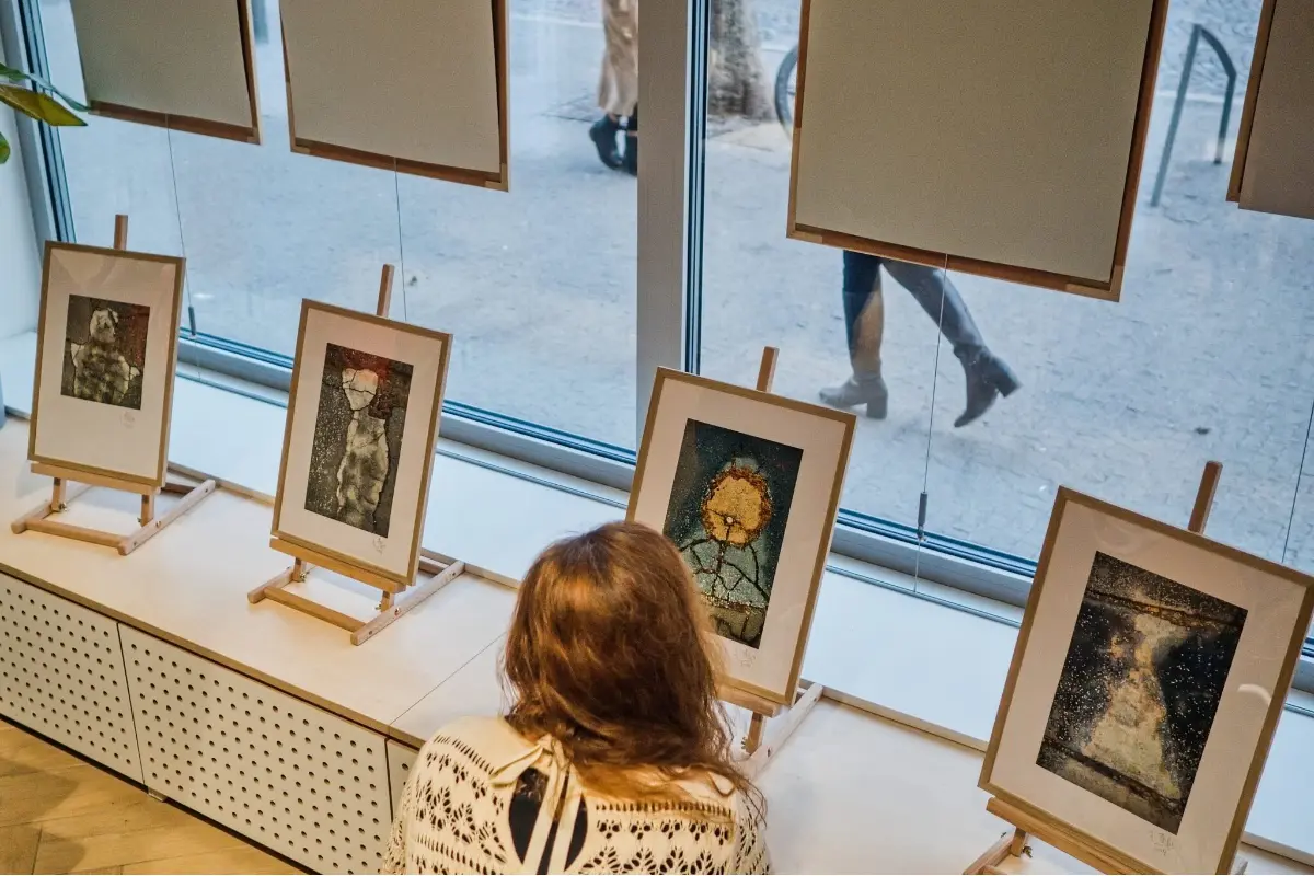 FOTO: Pokochajte sa výstavou známeho trenčianskeho fotografa. Inšpiráciu berie z mestského prostredia