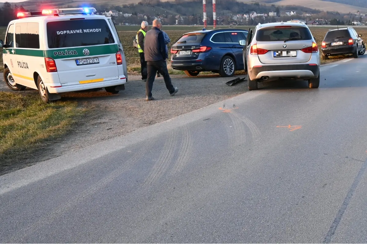 Foto: Kolíziu neďaleko Prievidze mal zaviniť 67-ročný muž. Pri odbočovaní si nevšimol prichádzajúce auto