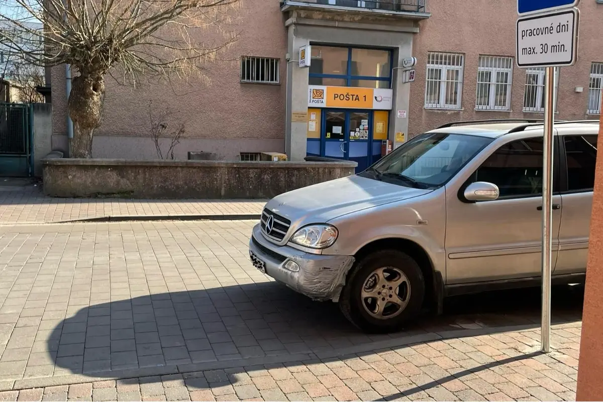 Foto: Auto zaparkované pred poštou vyvolalo rozruch: Uvedomte si, ako nás svojou lenivosťou ohrozujete, tvrdí Bánovčan