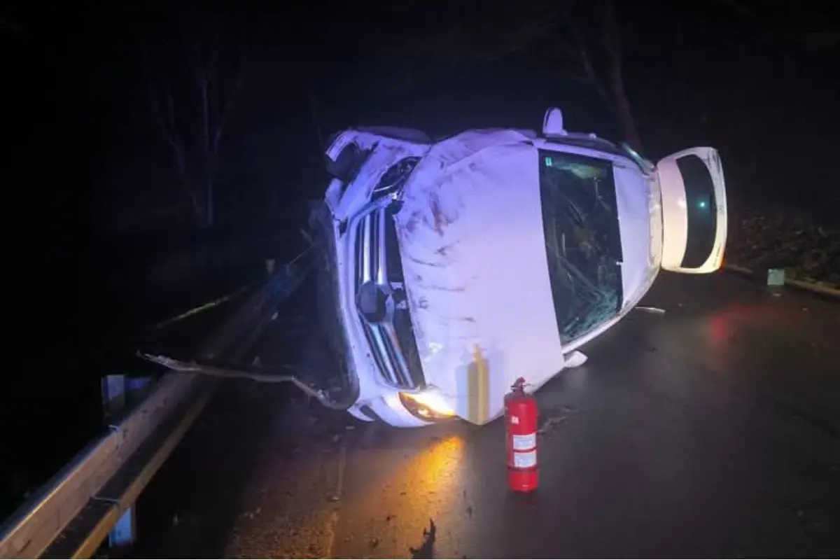 Foto: Vodič pri Podmaníne narazil do zábradlia, auto skončilo prevrátené na boku