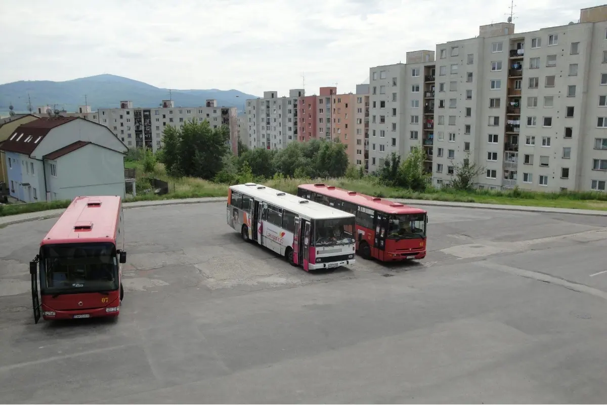 Foto: Janu z Trenčína obťažuje hluk z autobusov pri otoči na Juhu. Mám pocit, že žijem na stavenisku, sťažuje si obyvateľka