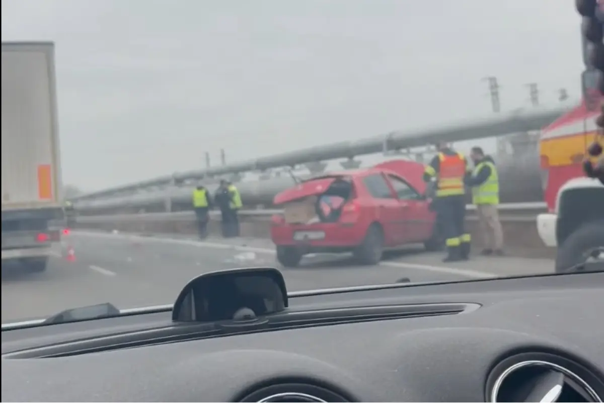 Foto: Medzi Prievidzou a Novákmi narazila dodávka do odstaveného vozidla, na mieste sú záchranné zložky