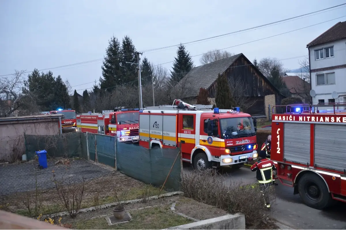 FOTO: V Prievidzskom okrese zhorela garáž rodinného domu, oheň sa rozšíril aj na vedľajšie strechy