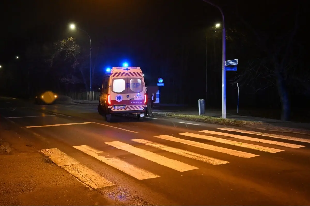 Foto: Mladý vodič zrazil staršieho muža na priechode pre chodcov v Novákoch. Chodec skončil v nemocnici