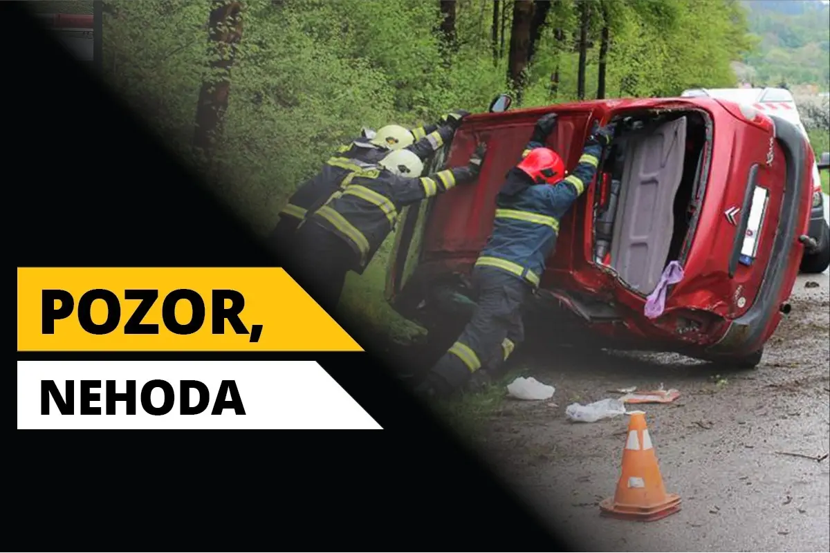 Foto: Pri Novákoch skončilo auto v priekope, v úseku sa tvoria kolóny