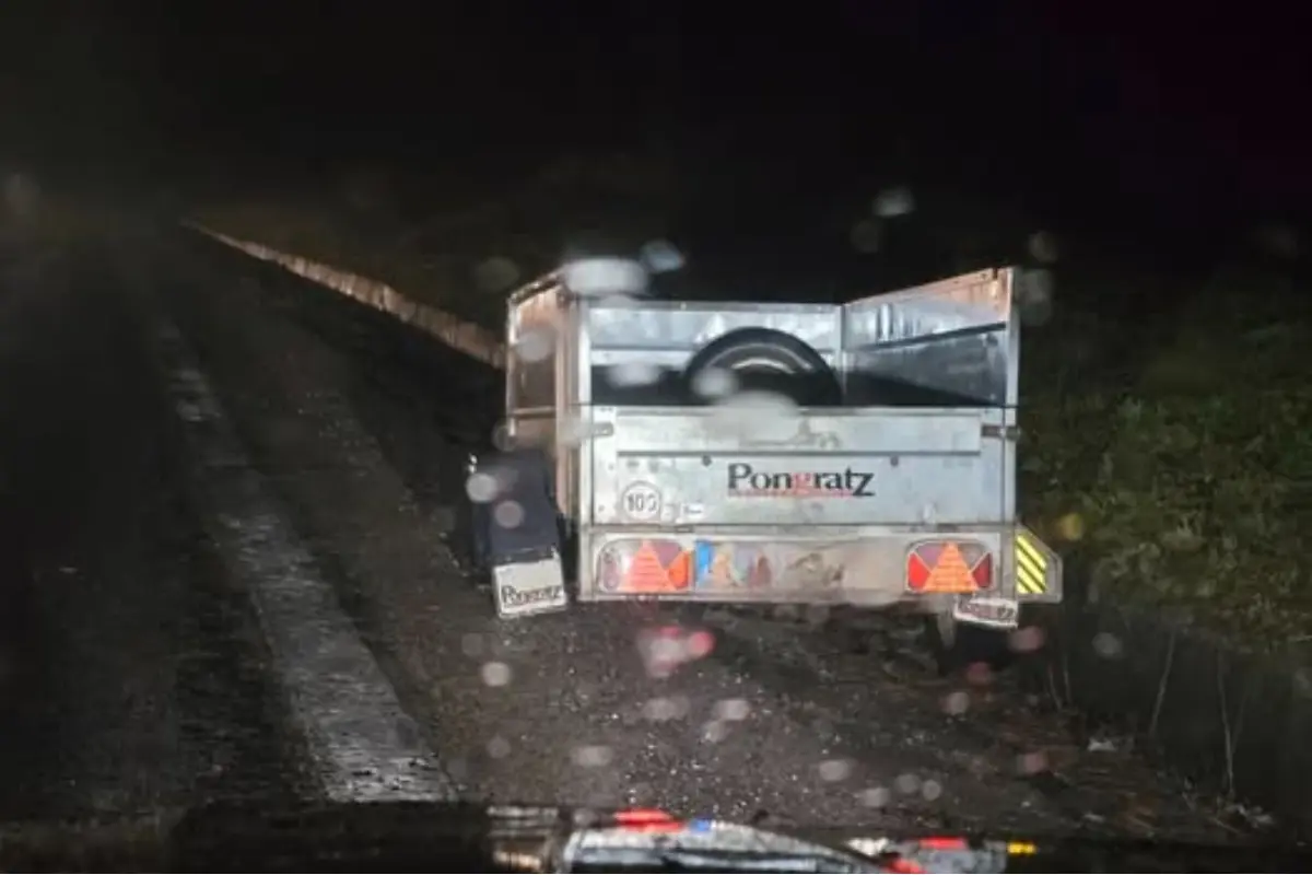 FOTO: Vodiči, dávajte pozor, za Prievidzou smerom na Handlovú zasahuje do cesty prívesný vozík