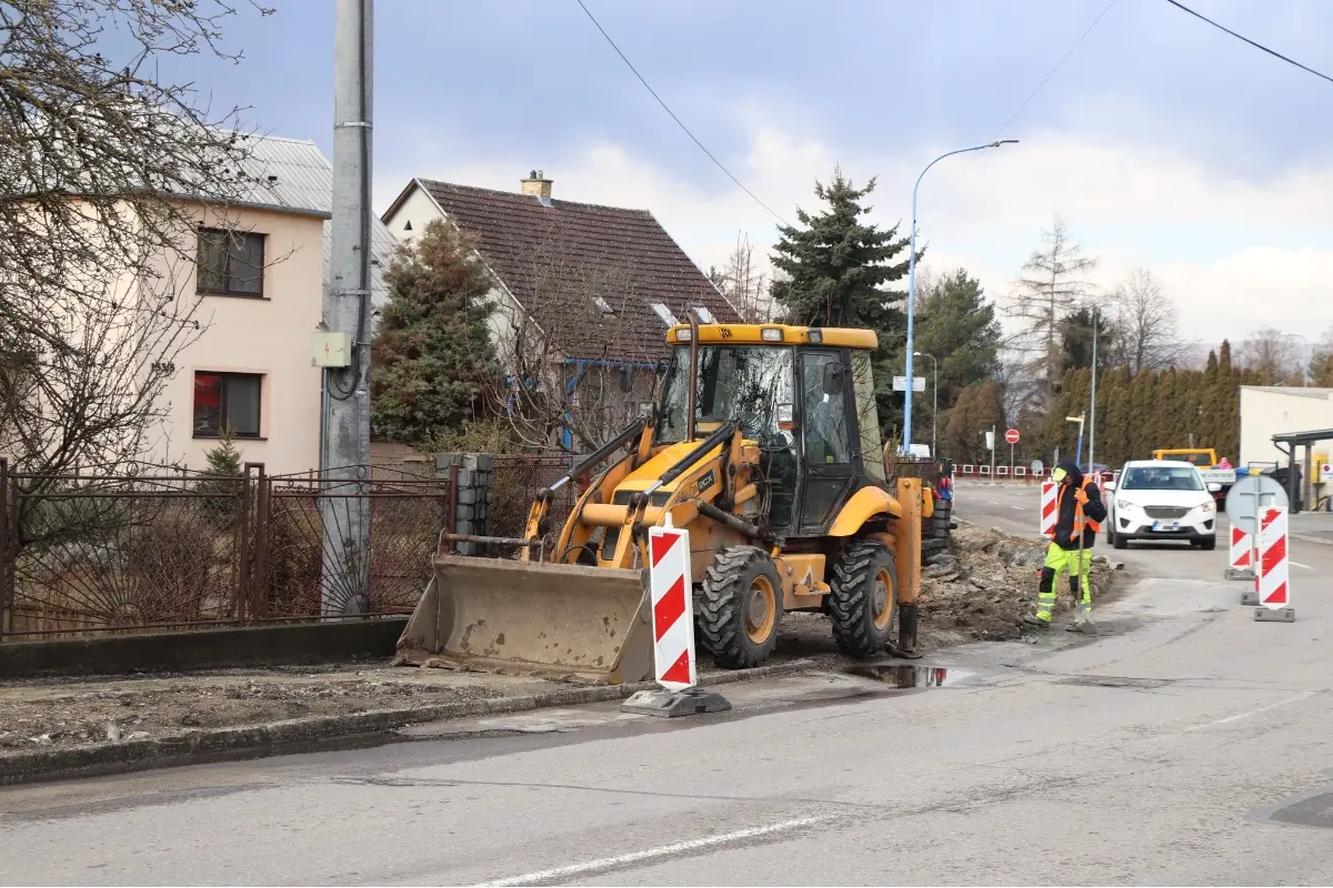 FOTO: Dubnica nad Váhom modernizuje frekventovaný chodník. V tomto úseku žvýšte opatrnosť