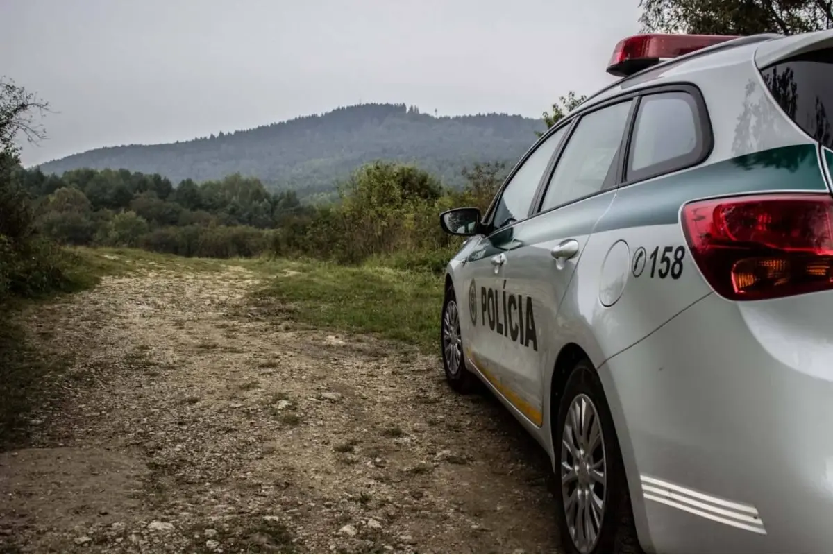 Foto: Zamaskovaní muži surovo zbili muža pred dielňou v Podlužanoch. Po útoku sa im podarilo ujsť, no nie nadlho